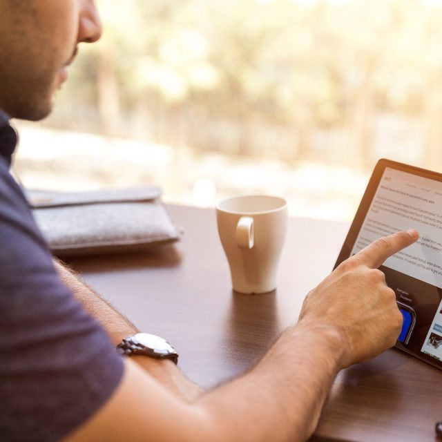 Hombre estudiando contenido en una tablet