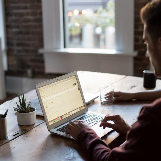 Persona siguiendo un curso online desde su laptop