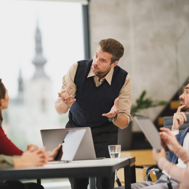 Sesión de formación con un grupo alrededor de la mesa